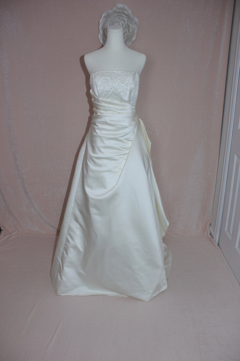 DaVinci Bridal Wedding Gown - Style E8023